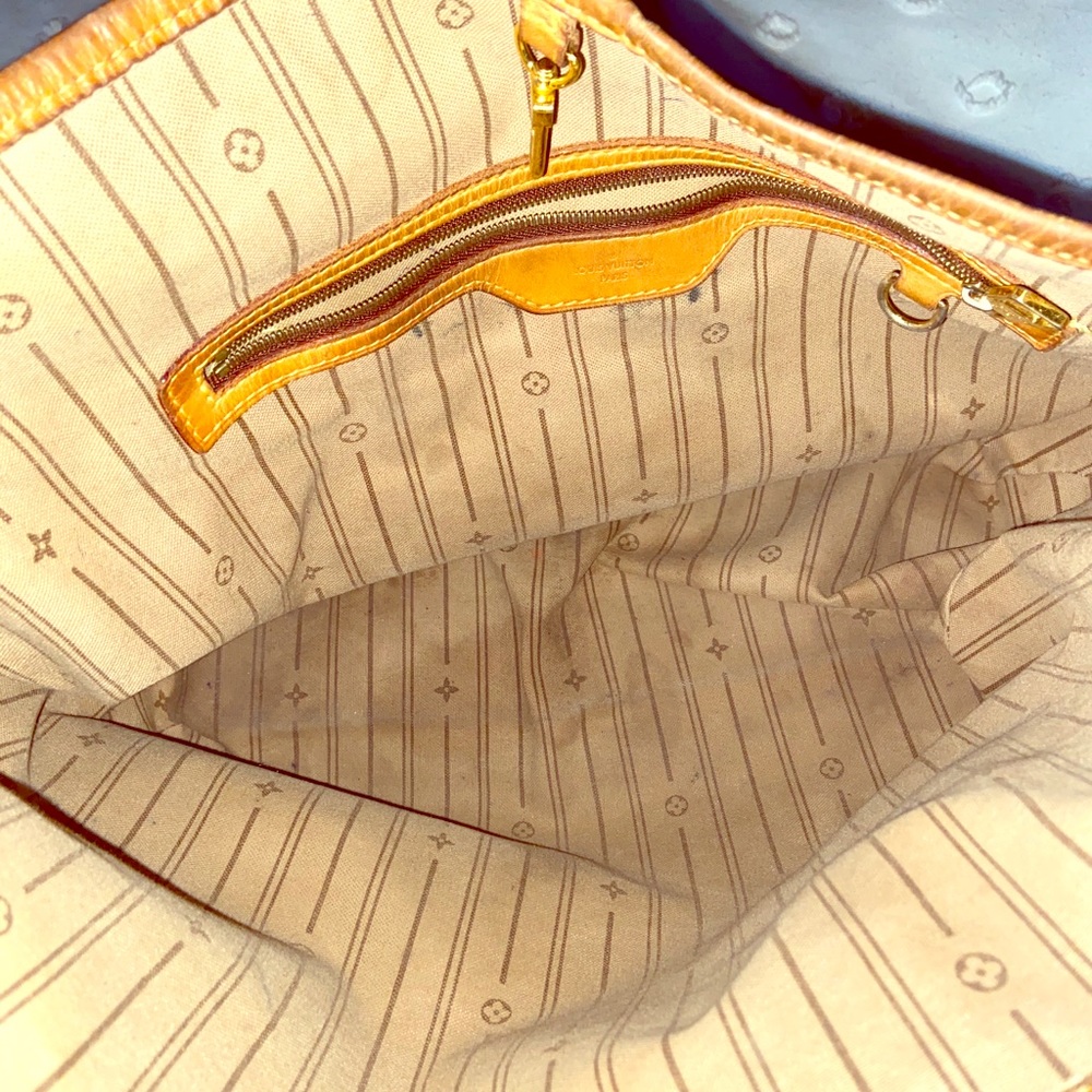 Louis Vuitton 100% authentic.